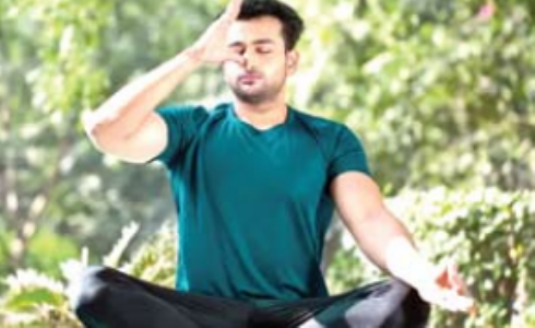 प्राणायाम केल्याने ऊर्जा नेहमी नियंत्रित हाेत असते